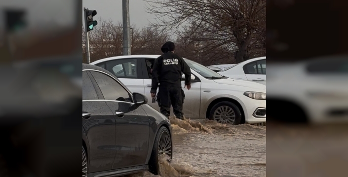 Adana'da sel felaketi: Vatandaş hastane duvarından karşıya geçti!