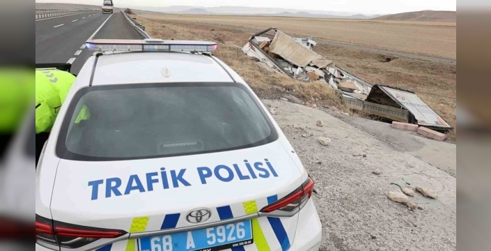 Aksaray'da demir profil yüklü tır şarampole düştü, sürücü ağır yaralı