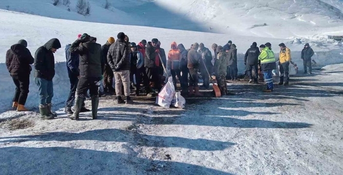 Artvin'de çığ faciasında kaybolan çoban için arama çalışmaları yeniden başladı