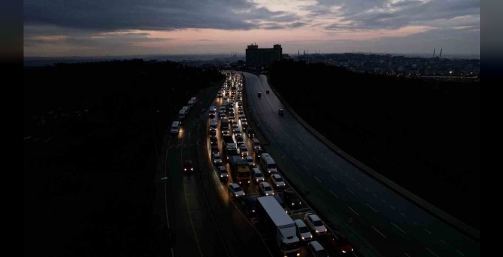 Başakşehir'de otobüs kazası trafiği felç etti: Uzun araç kuyrukları havadan görüntülendi