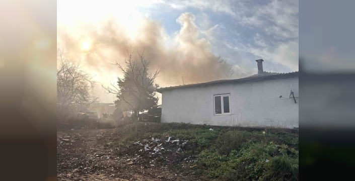 Beykoz'da gecekonduda yangın paniği: Odunluk ve çatı zarar gördü