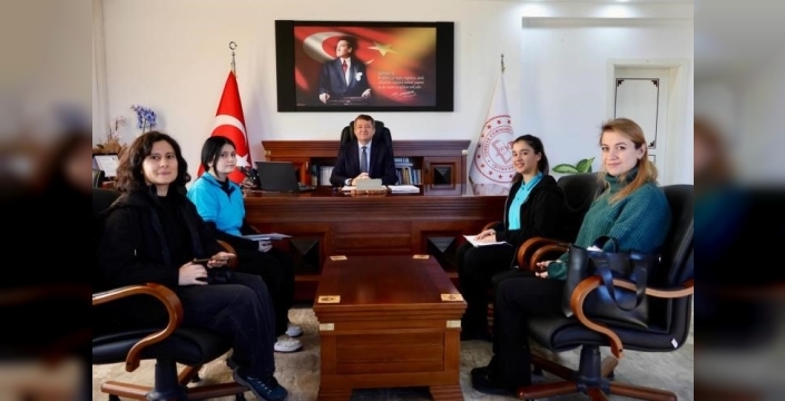 Bilecik'te öğrenciler, okul dergisi için müdürle söyleşi yaptı