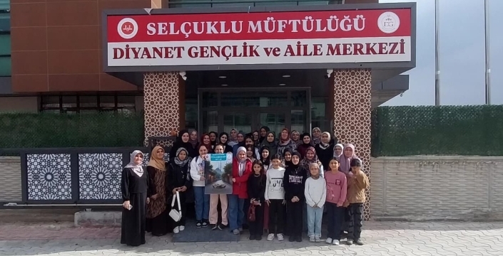 Bütün kızlar kampta toplandı