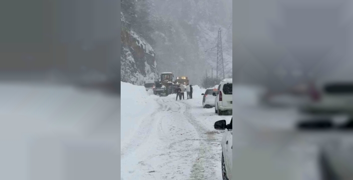 Çığ felaketi sonrası Trabzon-Bayburt karayolu kontrollü şekilde açıldı