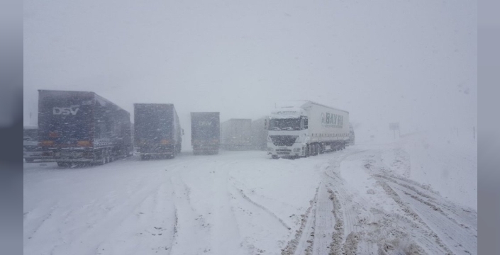 Erzincan'da tipi ve kar, yolları felç etti: Tırlar yolda kaldı, geçişler durduruldu