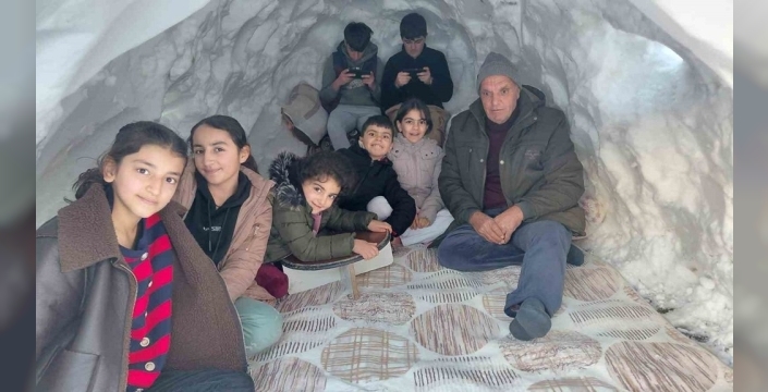 Hakkari'de kar sürprizi: Aile, dev iglo ile kışı renklendirdi