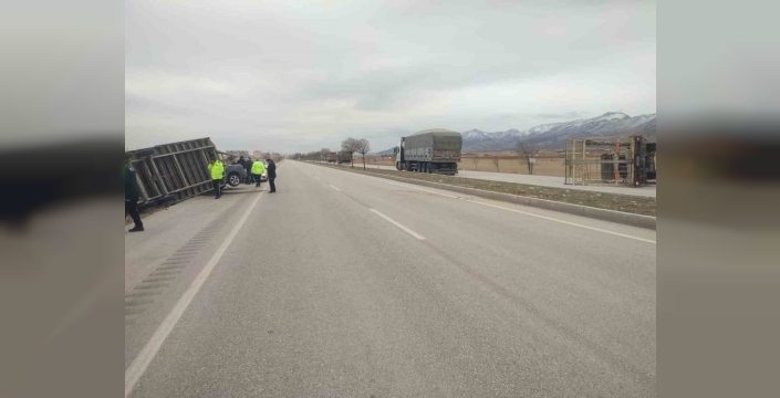 Karaman'da fırtına dehşeti: Kamyonet devrildi, römork karşı şeride uçtu!