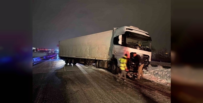 Kayseri-Malatya yolu buz pistine döndü: Tırlar makas attı, 20 araç hasar gördü