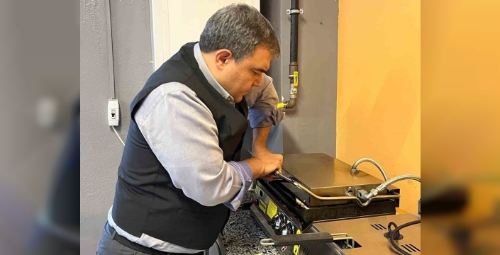 Kırşehir Vali Yardımcısı Alper Balcı, öğrenciler için tost yaptı ve hesaplarını ödedi