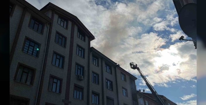 Konya'da apartman çatısı alevlendi, mahalle sakinleri panik yaşadı