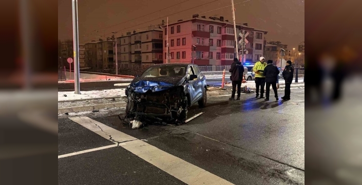 Korkunç kaza ucuz atlatıldı: SUV araç yük treniyle böyle çarpıştı!