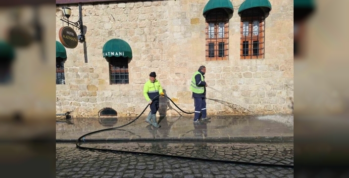 Mardin'in tarihi caddesi kardan arındırıldı, yenileme çalışmaları sürüyor
