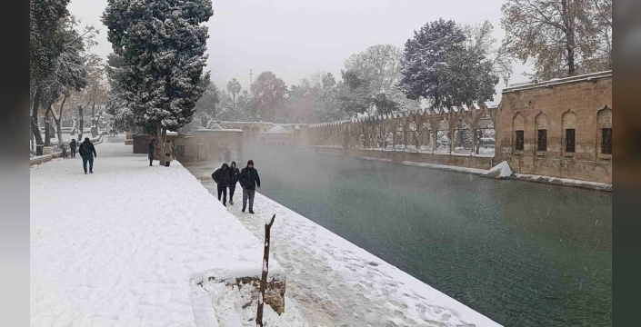Şanlıurfa'da kar, Balıklıgöl'ü beyaza bürüdü