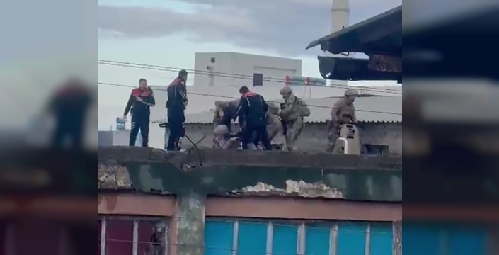 Adana'da dedikodu intikamı: Eski iş yerini basıp 4 kişiyi vuran şahıs çatıda yakalandı