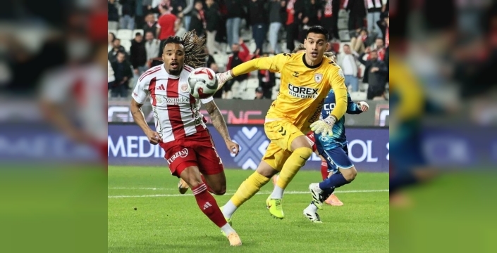 Antalyaspor, Samsunspor karşısında ilk yarıda farka gitti: 2-0