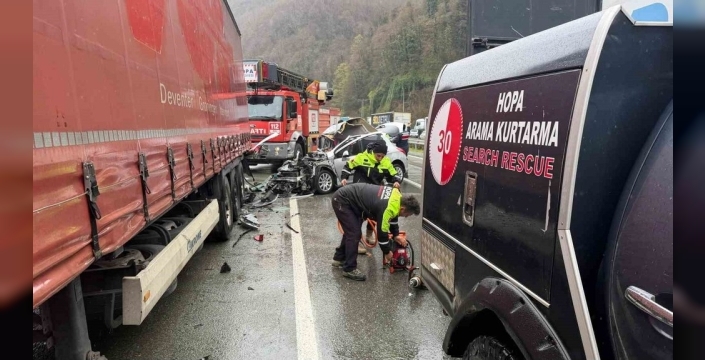Artvin'de feci kaza: Park halindeki tıra çarpan otomobilde 2 ölü, 1 yaralı