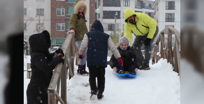 Bolu'da yoğun kar yağışı nedeniyle okullar tatil edildi