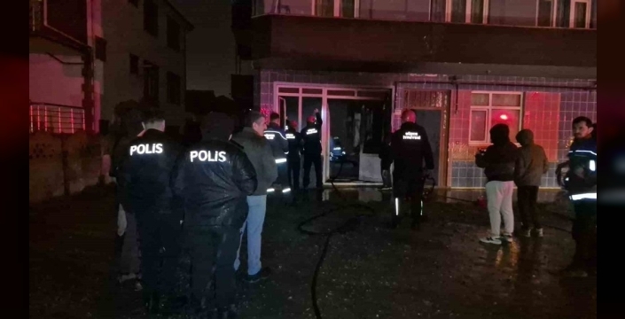 Düzce'de soğuktan korunmak için yakılan ateş, evi küle çevirdi