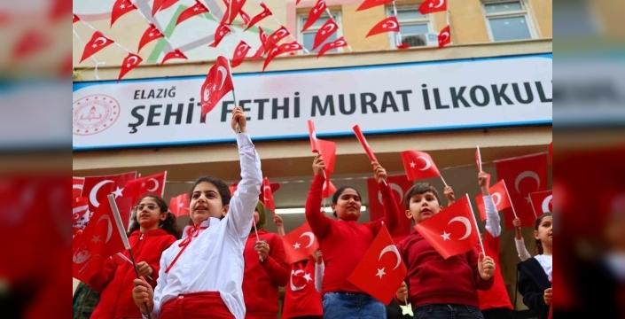 Elazığ'da okul zilleri 'Bayrak Sevgisi' temasıyla çaldı, öğrenciler coşkuluydu