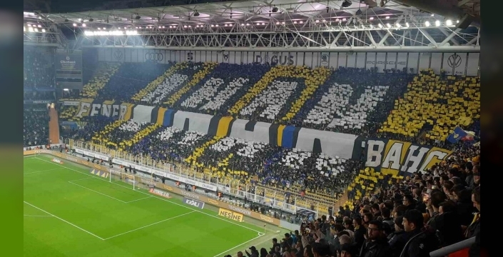 Fenerbahçe taraftarından şampiyonluk umudu: 'İnan Fenerbahçe' koreografisiyle takıma destek