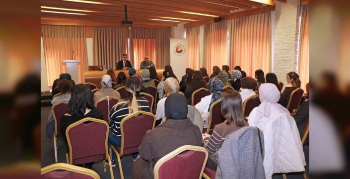 Giresun Üniversitesi'nde sekreterlik ve yönetici asistanlığı öğrencileri meslek duayenleriyle buluştu