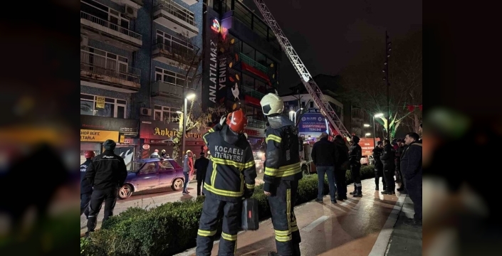 İzmit'te 7 katlı apartmanın çatısında korkutan yangın