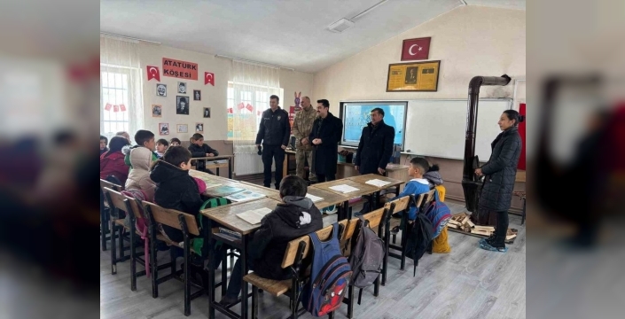 Kaymakam Tutal'dan öğrencilere Türk bayrağı mesajı