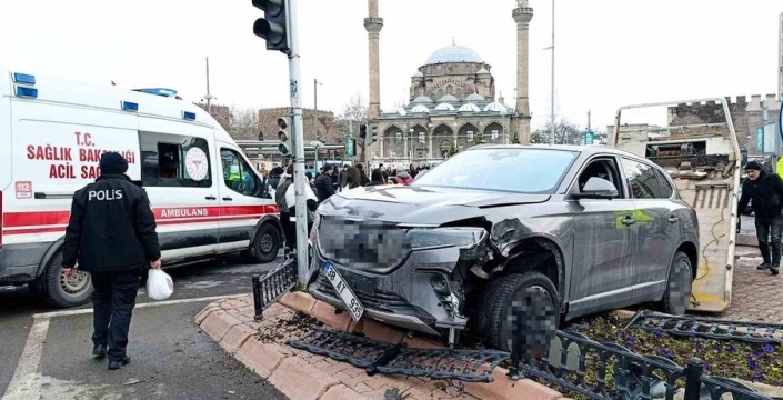 Kayseri'de yürekler ağza geldi: SUV araç yayaların arasına daldı, 5 kişi yaralandı!