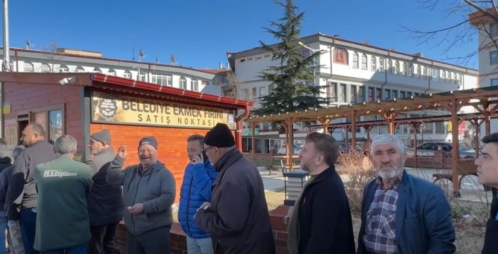 Konya’da ucuz Ramazan pidesine yoğun ilgi: Uzun kuyruklar oluştu