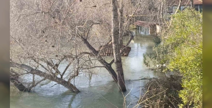 Manavgat Irmağı'nın öfkesi: Otoyol şantiyesi sular altında, tarım arazileri harap oldu