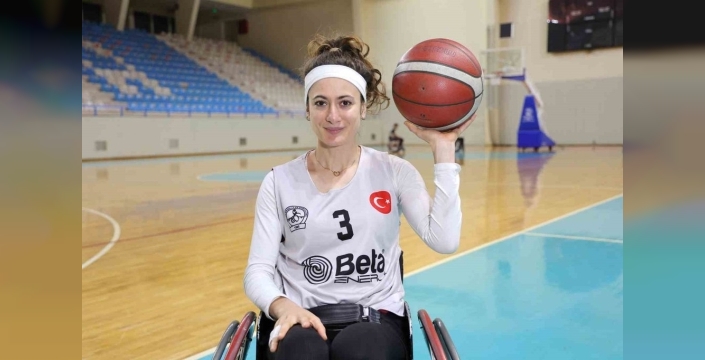 Motosiklet kazasında felç kalan genç kız, basketbolla hayata yeniden tutundu
