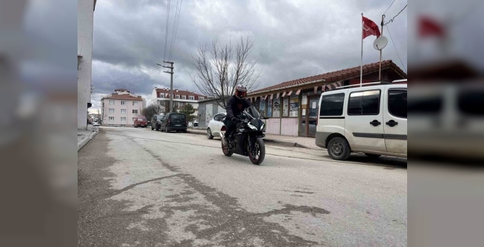 Motosiklet sürücüsü, bisikletliye çarpmamak için anlık refleks gösterdi ama olaylar beklenmedik şekilde gelişti