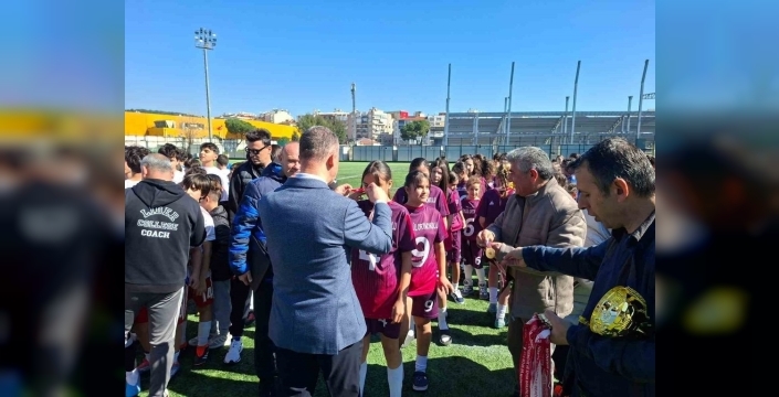Nazilli Beşeylül Ortaokulu kız futbol takımı, il şampiyonu oldu
