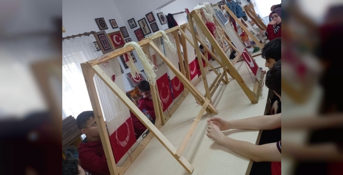 Ortaokul öğrencileri Türk Bayrağı için ilmek attı