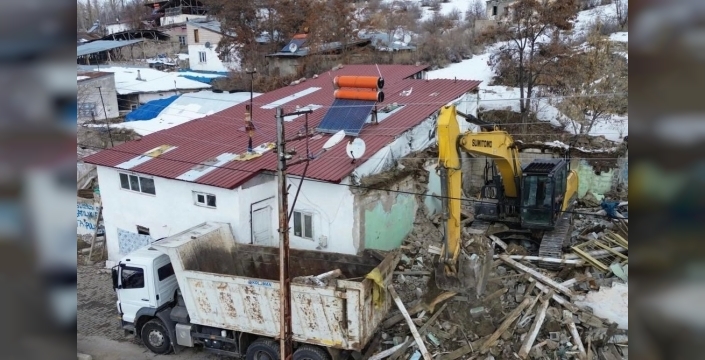 Pasinler'de tehlike yaratan metruk binalar tek tek yıkılıyor