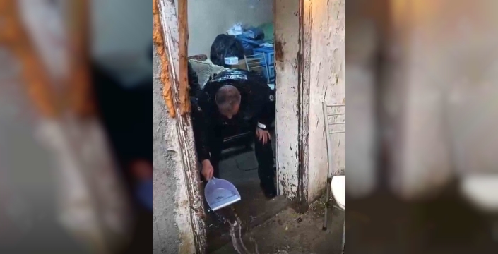Polis, evini su basan 79 yaşındaki yaşlı adamın imdadına yetişti