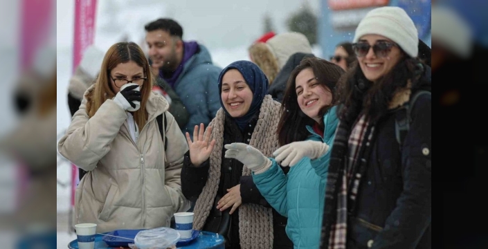 Uludağ'da gençler kışın tadını çıkardı