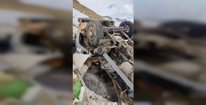 Yüksekova'da yürekleri ağza getiren kaza: Kamyonet şarampole uçtu, 1 kişi yaralandı
