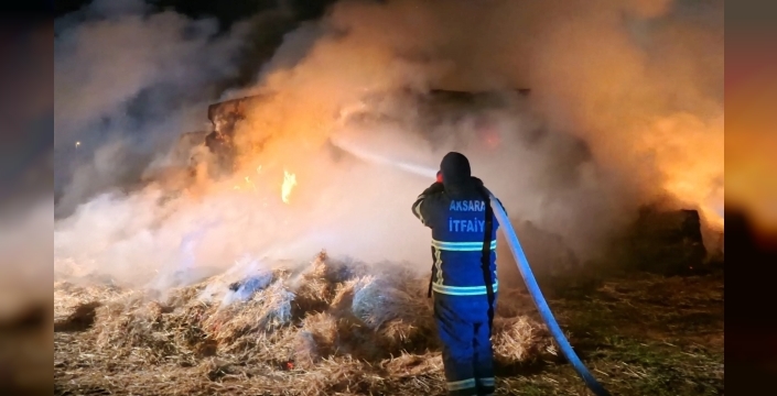 Aksaray’da sıcak saatler; Saman balyaları alev alev yandı