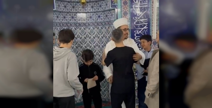 Anamur'da bayram neşesi: Çocuklara cami çıkışında sürpriz harçlıklar
