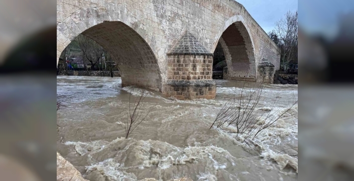Diyarbakır'da sağanak yağışlar akarsuların debisini artırdı