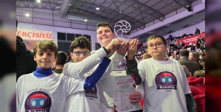 Efelerli genç mucitler, robot tasarımında Ege'yi fethetti!