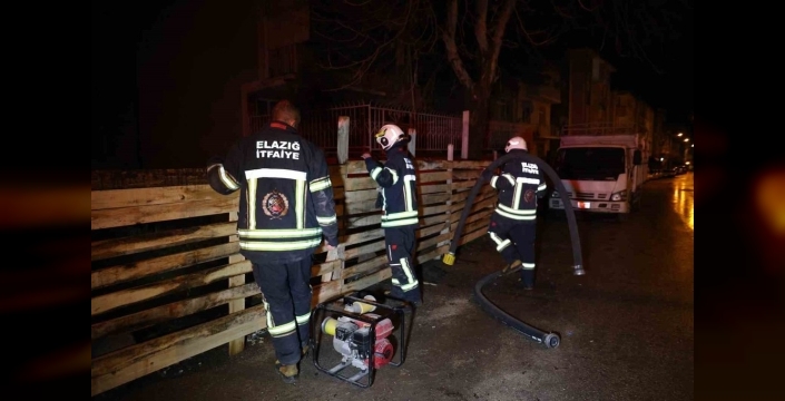 Elazığ'da inşaat temelini su bastı, itfaiye seferber oldu