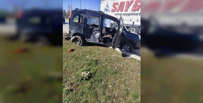 Isparta'da tır ile otomobil çarpıştı, 2 kişi yaralandı