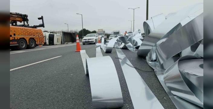 İstanbul-Edirne otoyolunda korkutan kaza: Sac ruloları yola saçıldı, trafik durdu