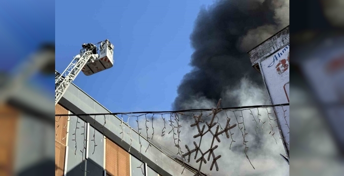 İzmit'te iş merkezi yangını: Dumandan etkilenenler oldu