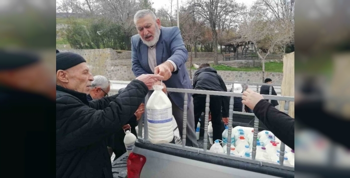 Karapınar'da dayanışma rüzgarı: 20 ton sütü ücretsiz dağıttı