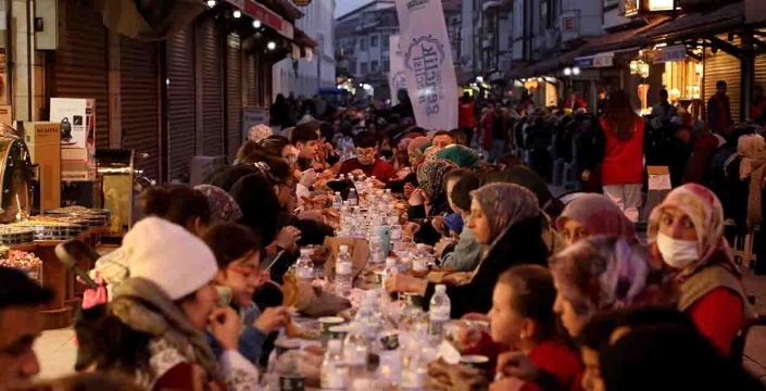 Karatay’da binlerce kişi kardeşlik sofrasında buluştu