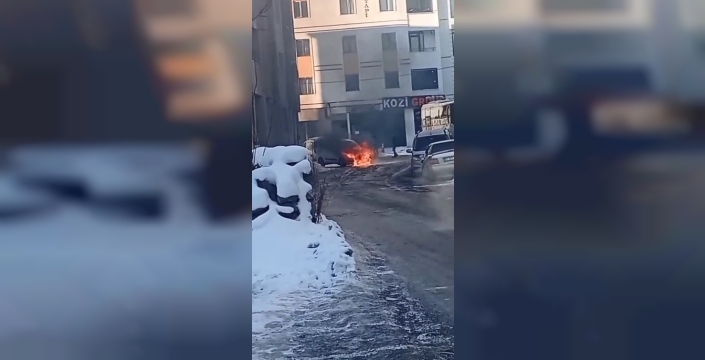 Kars'ta seyir halindeki araçta yangın paniği yaşandı