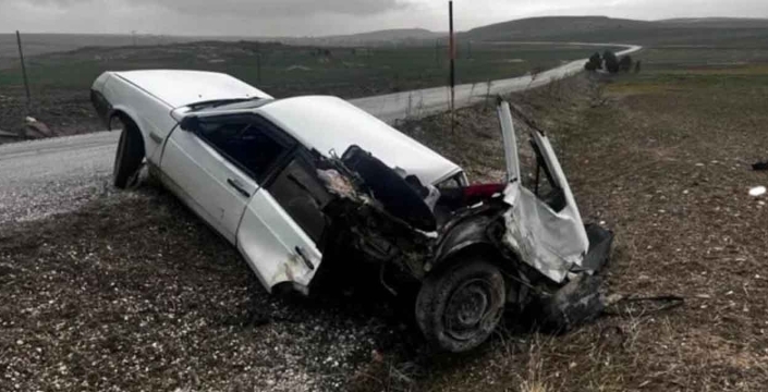 Korkunç kaza! Otomobil ikiye bölündü